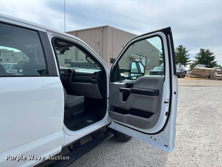 image for item FC5826 2017 Ford F250 Super Duty Crew Cab pickup truck