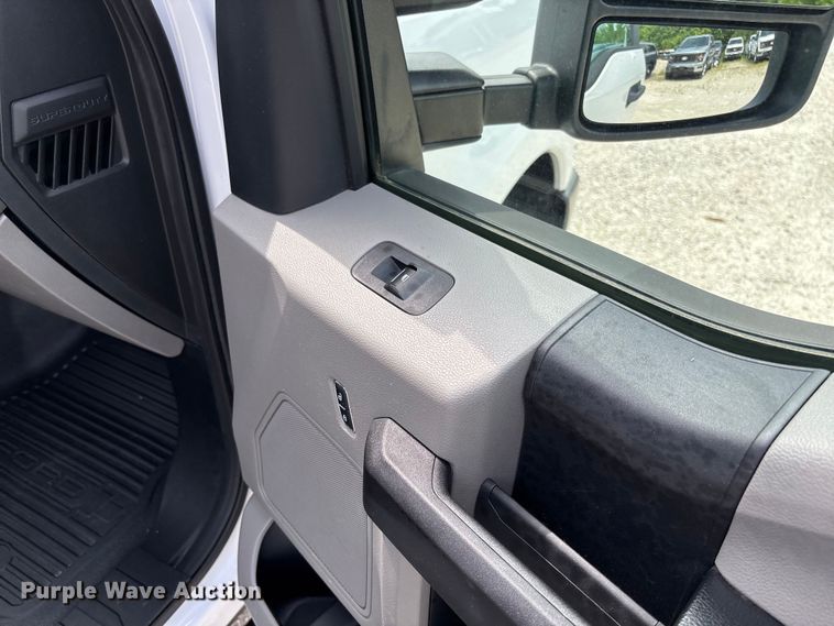 image for item FC5826 2017 Ford F250 Super Duty Crew Cab pickup truck