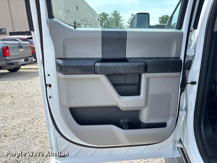 image for item FC5826 2017 Ford F250 Super Duty Crew Cab pickup truck