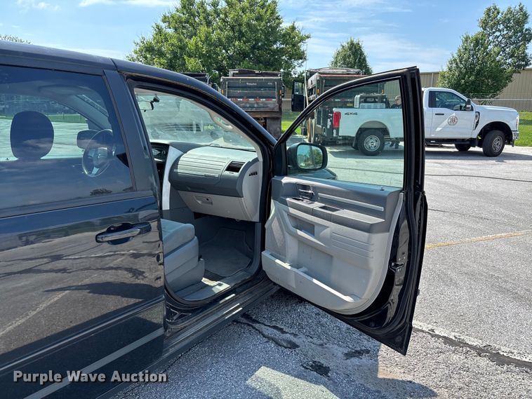 image for item FC5896 2009 Dodge Grand Caravan SE van