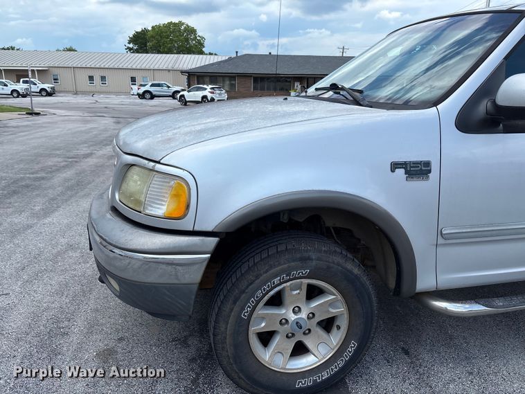 image for item FC5901 2003 Ford F150 XLT Crew Cab pickup truck