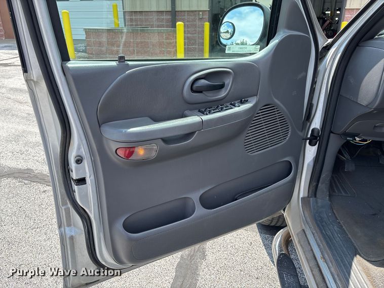 image for item FC5901 2003 Ford F150 XLT Crew Cab pickup truck