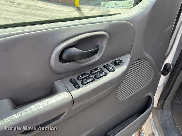 image for item FC5901 2003 Ford F150 XLT Crew Cab pickup truck