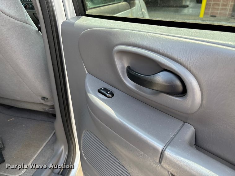 image for item FC5901 2003 Ford F150 XLT Crew Cab pickup truck