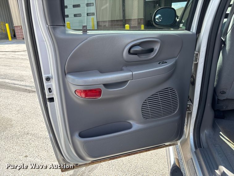 image for item FC5901 2003 Ford F150 XLT Crew Cab pickup truck