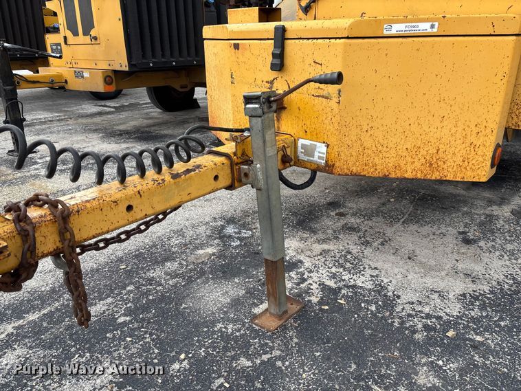 image for item FC5903 2001 Vermeer BC1800A wood chipper