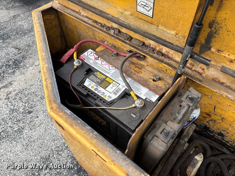 image for item FC5903 2001 Vermeer BC1800A wood chipper