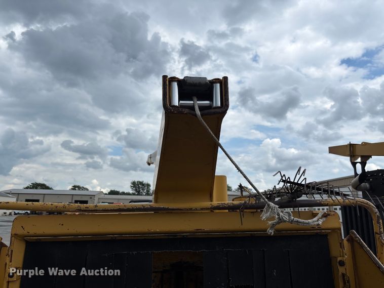 image for item FC5903 2001 Vermeer BC1800A wood chipper
