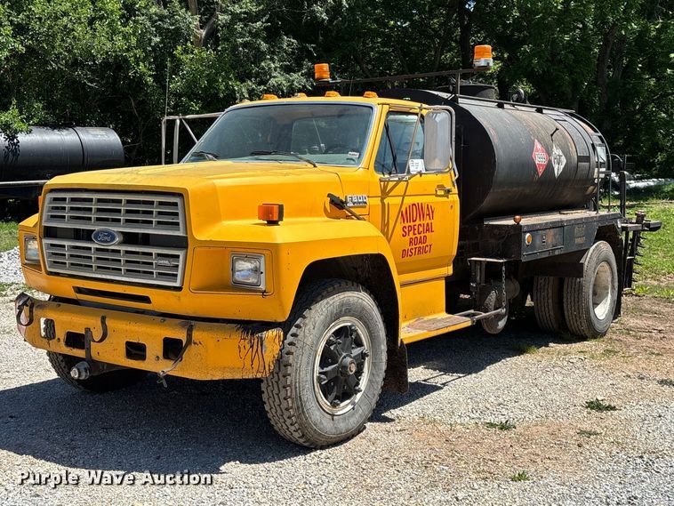 image for item FG0353 1990 Ford F800 oil distributor truck
