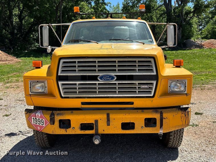 image for item FG0353 1990 Ford F800 oil distributor truck