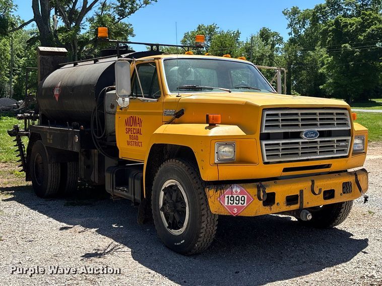 image for item FG0353 1990 Ford F800 oil distributor truck