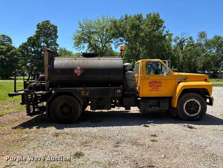 image for item FG0353 1990 Ford F800 oil distributor truck