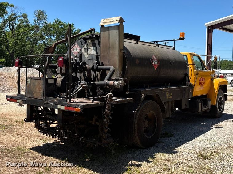 image for item FG0353 1990 Ford F800 oil distributor truck