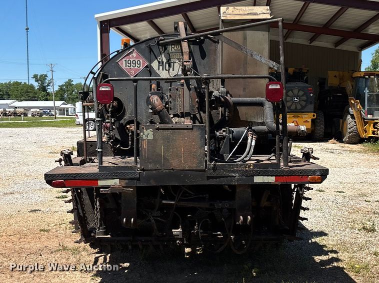 image for item FG0353 1990 Ford F800 oil distributor truck