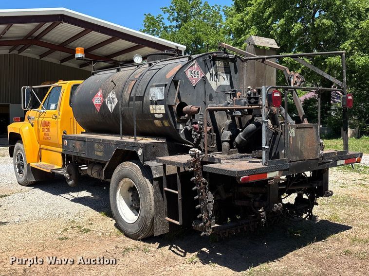image for item FG0353 1990 Ford F800 oil distributor truck