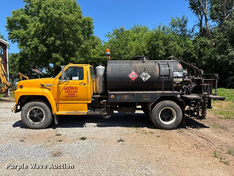 image for item FG0353 1990 Ford F800 oil distributor truck