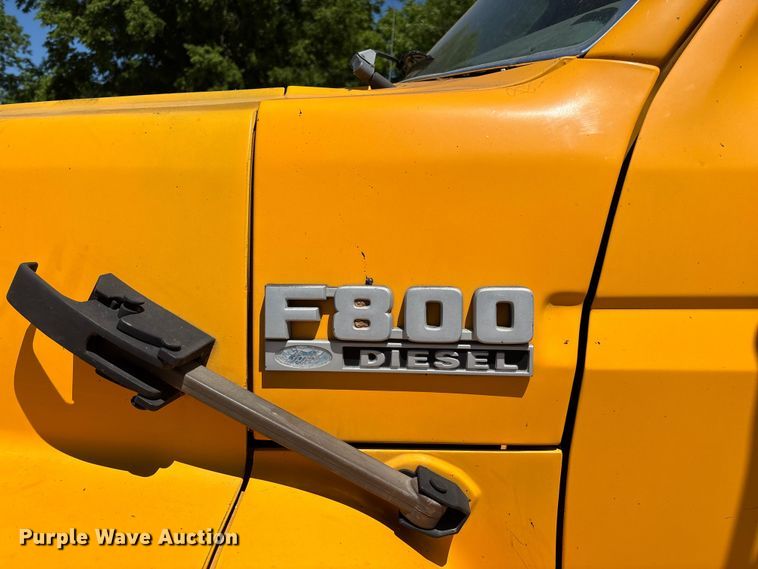 image for item FG0353 1990 Ford F800 oil distributor truck