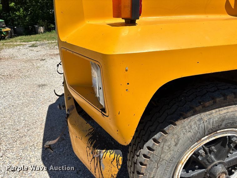 image for item FG0353 1990 Ford F800 oil distributor truck