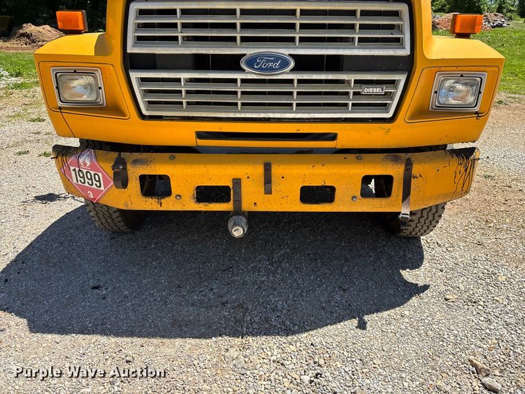 image for item FG0353 1990 Ford F800 oil distributor truck