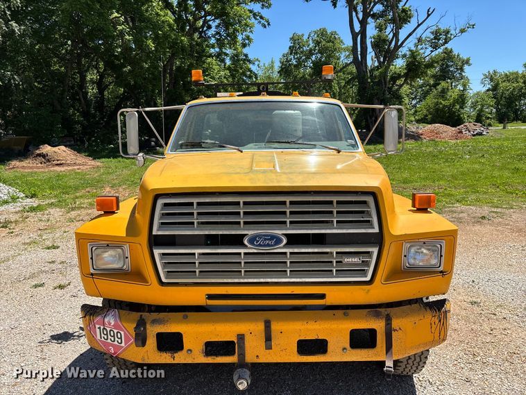 image for item FG0353 1990 Ford F800 oil distributor truck