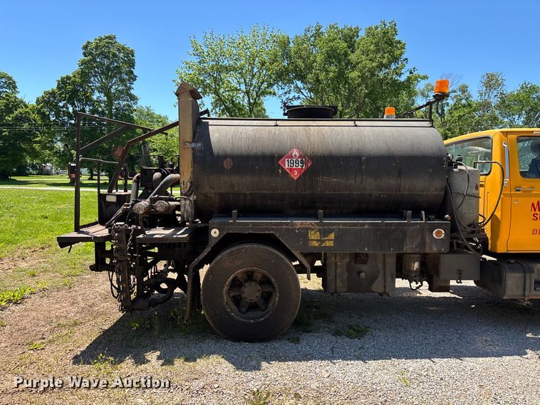 image for item FG0353 1990 Ford F800 oil distributor truck