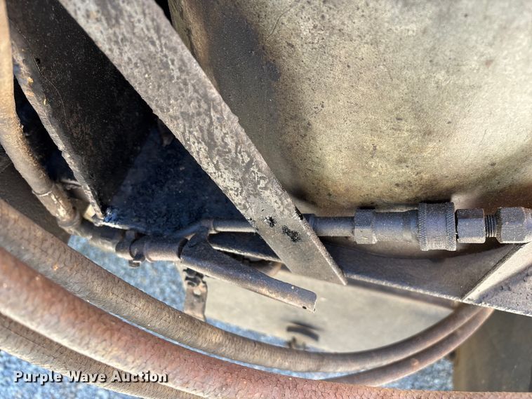 image for item FG0353 1990 Ford F800 oil distributor truck