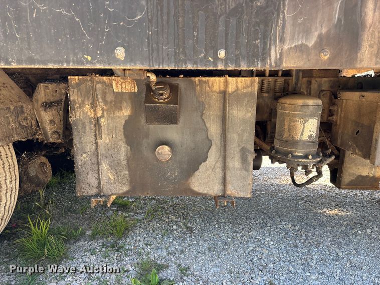 image for item FG0353 1990 Ford F800 oil distributor truck