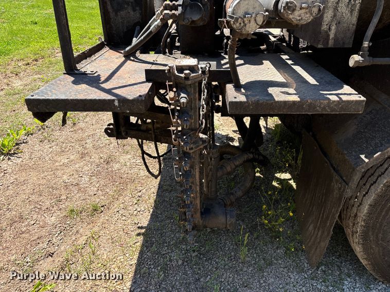 image for item FG0353 1990 Ford F800 oil distributor truck