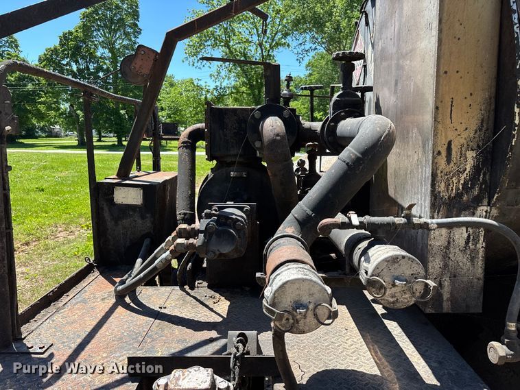 image for item FG0353 1990 Ford F800 oil distributor truck