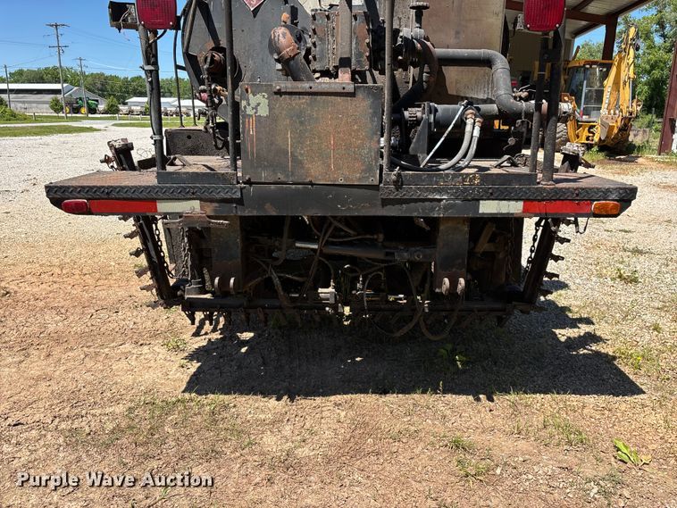 image for item FG0353 1990 Ford F800 oil distributor truck