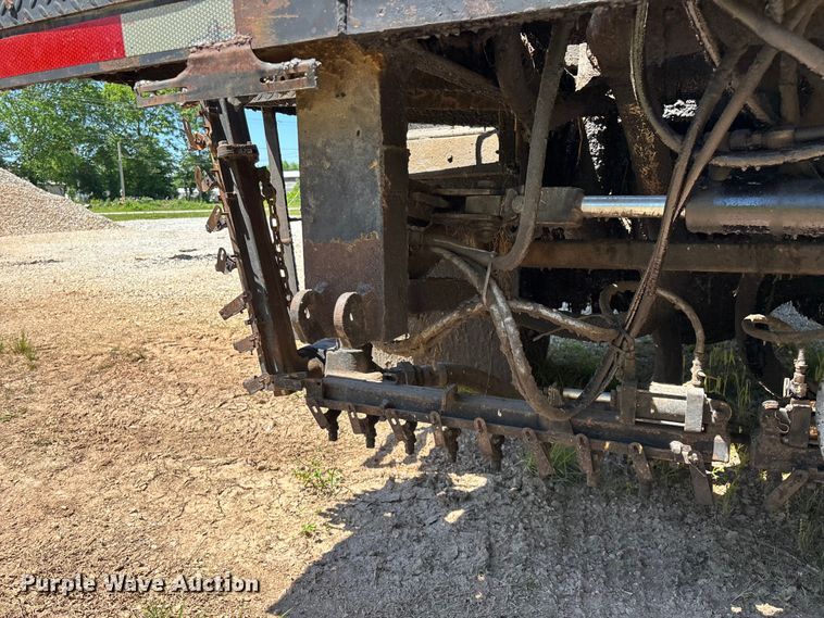 image for item FG0353 1990 Ford F800 oil distributor truck