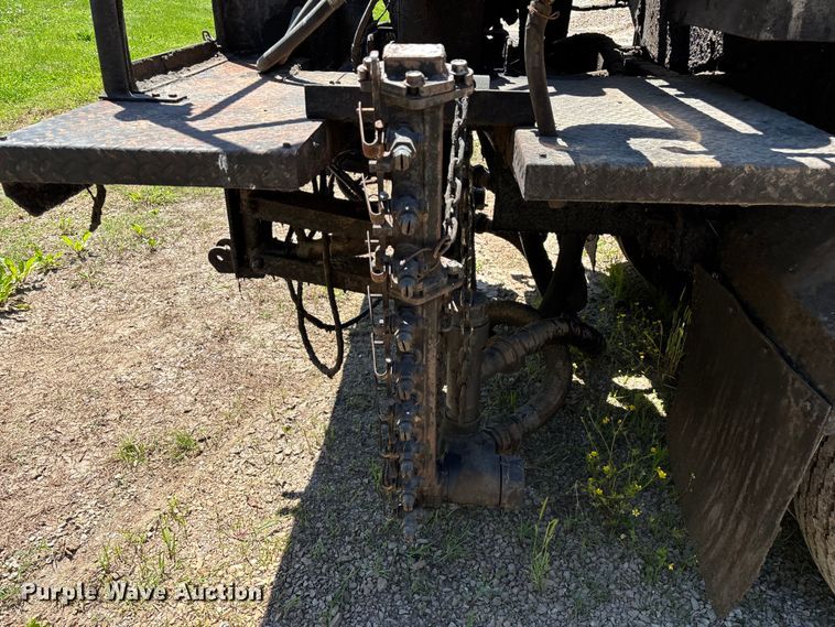 image for item FG0353 1990 Ford F800 oil distributor truck