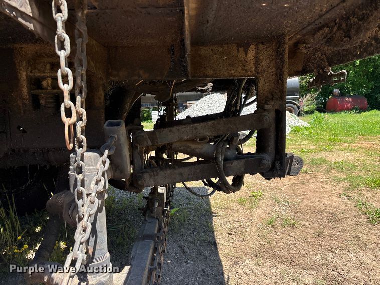 image for item FG0353 1990 Ford F800 oil distributor truck