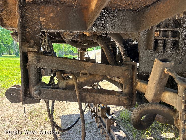 image for item FG0353 1990 Ford F800 oil distributor truck