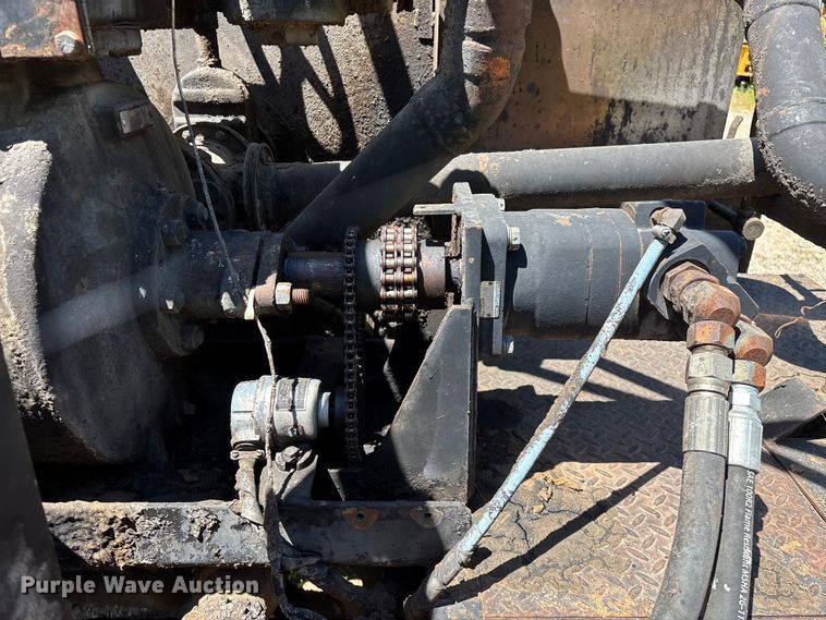 image for item FG0353 1990 Ford F800 oil distributor truck