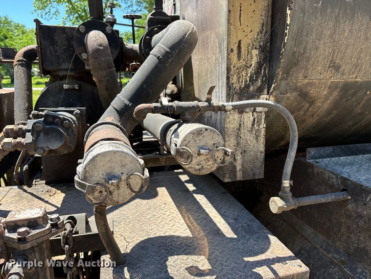 image for item FG0353 1990 Ford F800 oil distributor truck
