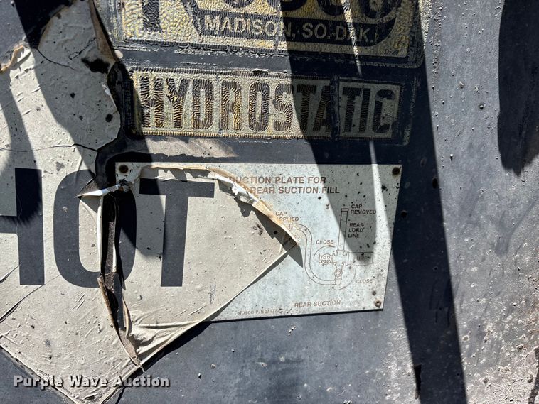 image for item FG0353 1990 Ford F800 oil distributor truck
