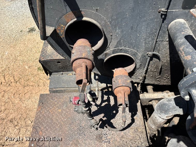 image for item FG0353 1990 Ford F800 oil distributor truck
