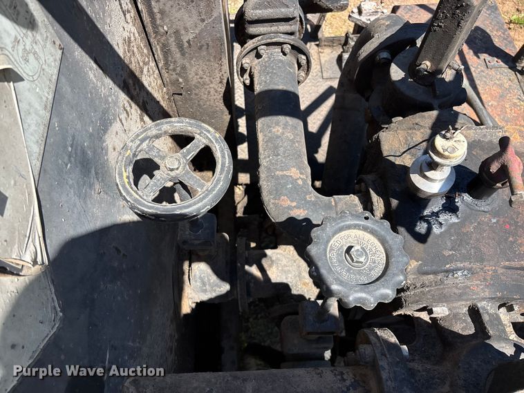 image for item FG0353 1990 Ford F800 oil distributor truck