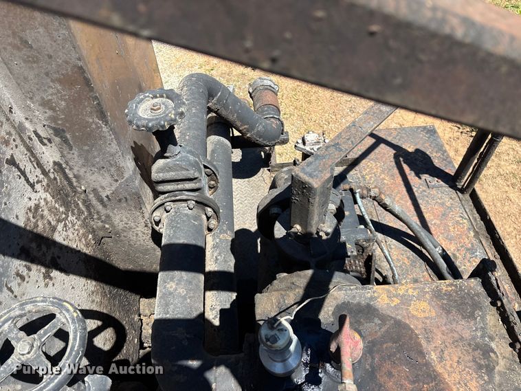 image for item FG0353 1990 Ford F800 oil distributor truck