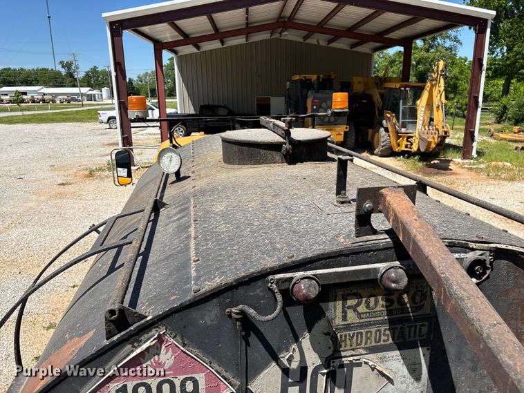 image for item FG0353 1990 Ford F800 oil distributor truck