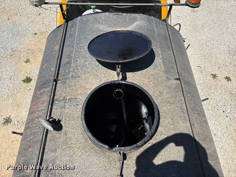 image for item FG0353 1990 Ford F800 oil distributor truck