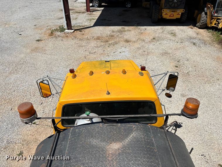 image for item FG0353 1990 Ford F800 oil distributor truck
