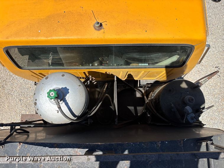 image for item FG0353 1990 Ford F800 oil distributor truck