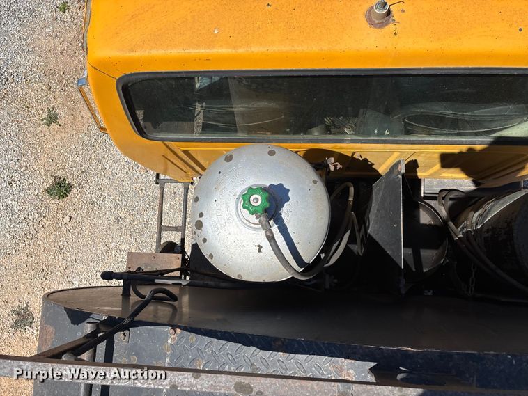 image for item FG0353 1990 Ford F800 oil distributor truck