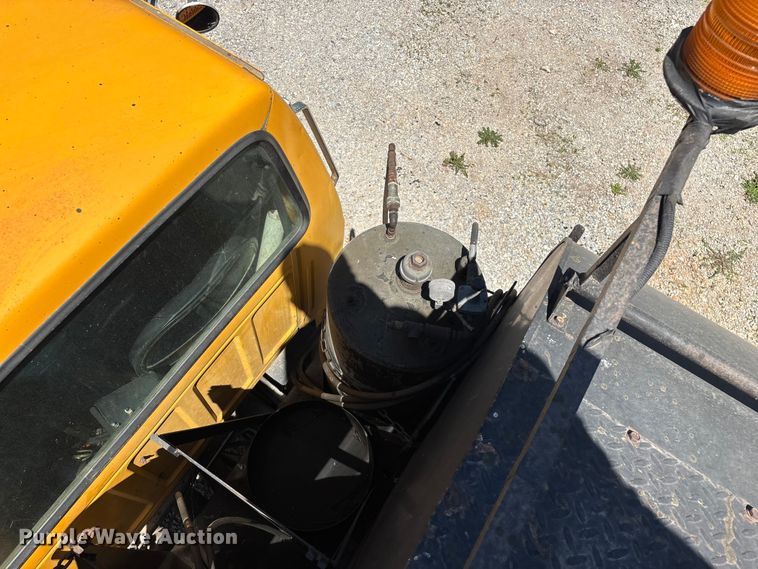 image for item FG0353 1990 Ford F800 oil distributor truck