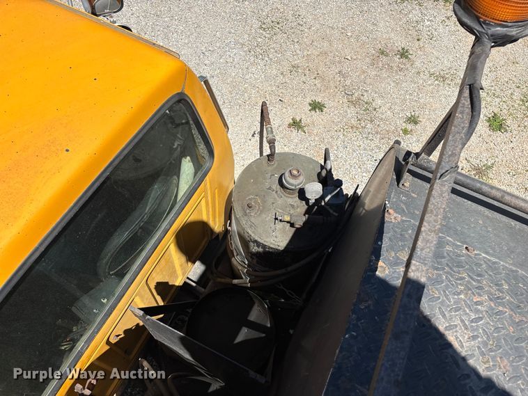 image for item FG0353 1990 Ford F800 oil distributor truck