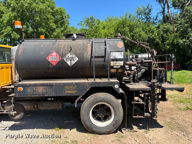 image for item FG0353 1990 Ford F800 oil distributor truck