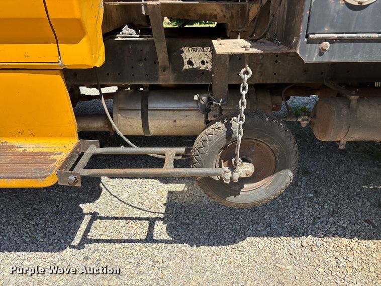image for item FG0353 1990 Ford F800 oil distributor truck