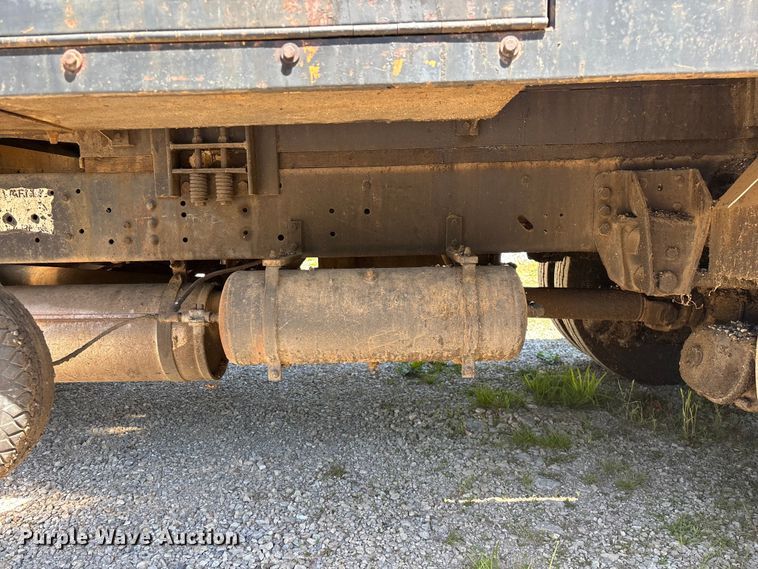 image for item FG0353 1990 Ford F800 oil distributor truck